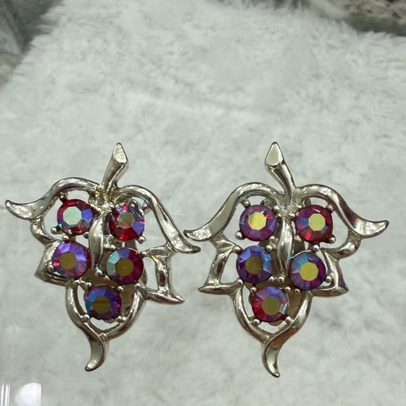 Vintage Sarah Coventry Aurora Borealis (iridescent) Clip-on Earrings - Picture 8 of 9